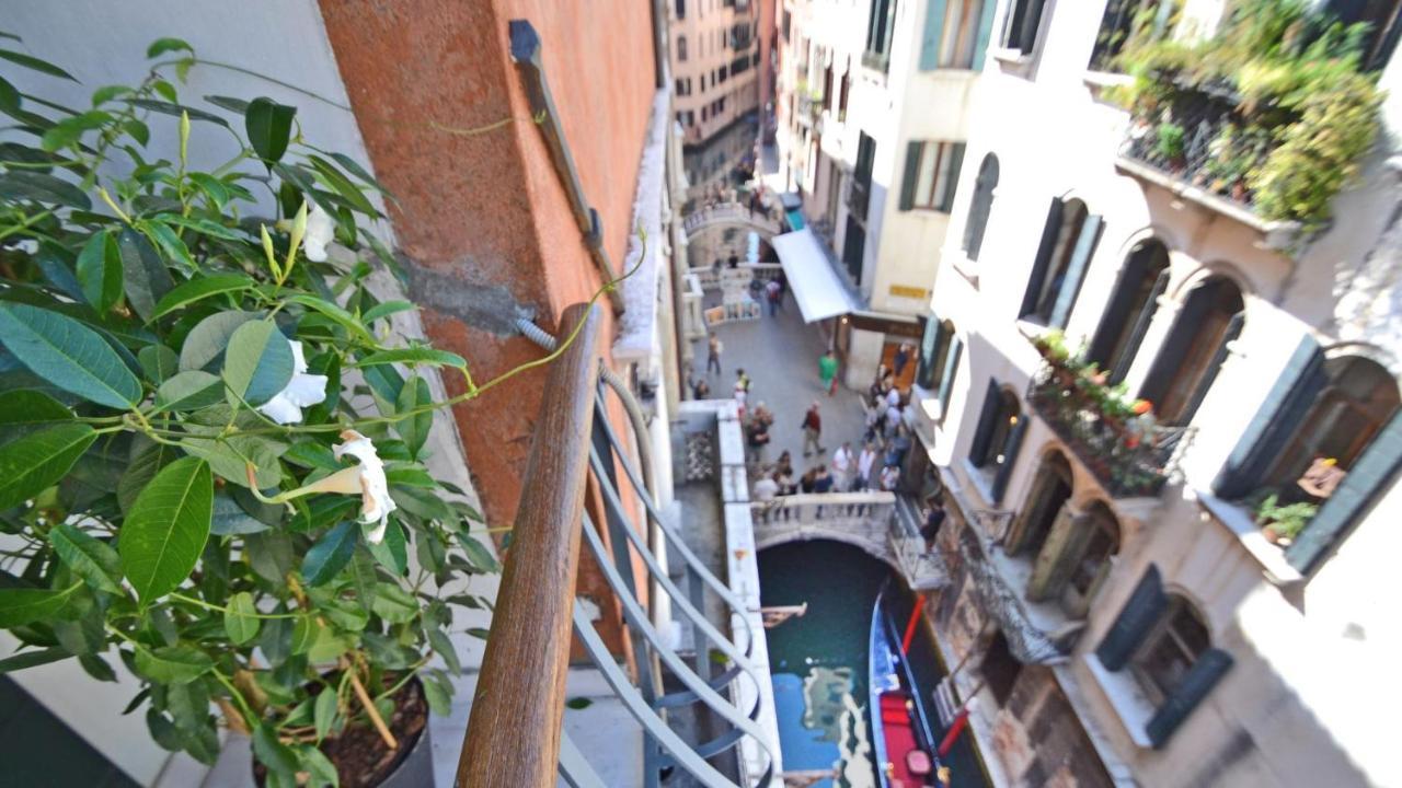 Ai Bareteri Luxury Canal View Wenecja Zewnętrze zdjęcie