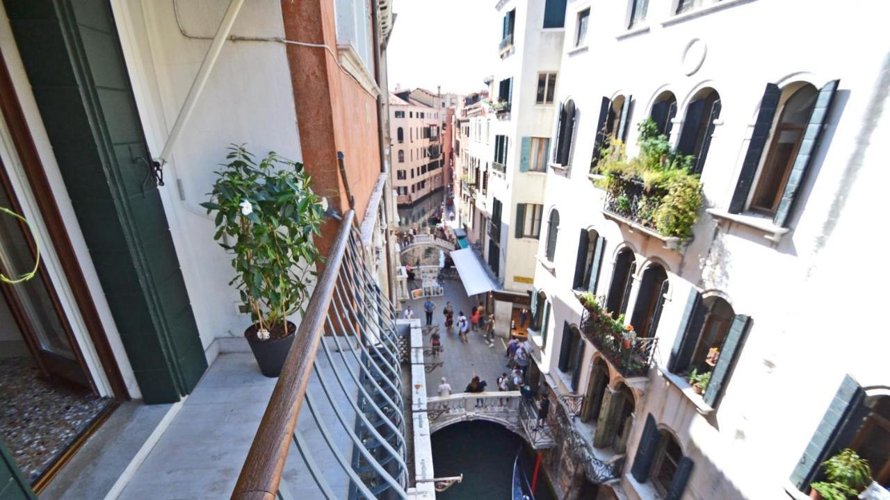 Ai Bareteri Luxury Canal View Wenecja Zewnętrze zdjęcie